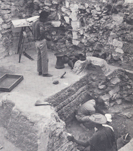 Men working in pit discovering burial chamber.