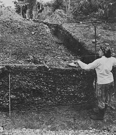Irene Borgogno, graduate student in the Department of Anthropology, one of the Ford trainees, "stringing" the natural strata before drawing the profile of H trench. 