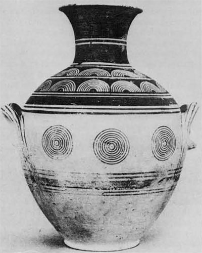 Amphora with horizontal lines and concentric circles and half circles decorating the outside.
