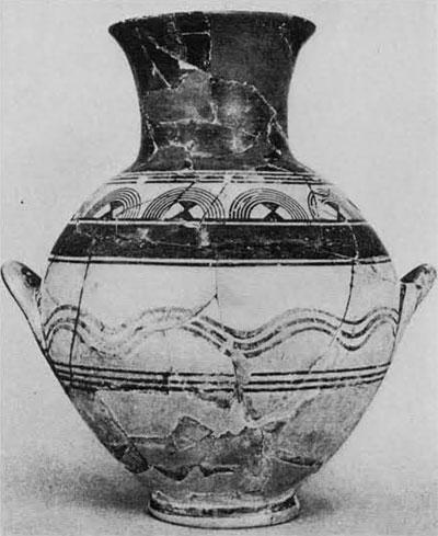 Amphora with horitzontal wave lines and concentric half circles decorating 