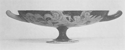 Kylix with a battle scene depicted on the exterior, profile view.