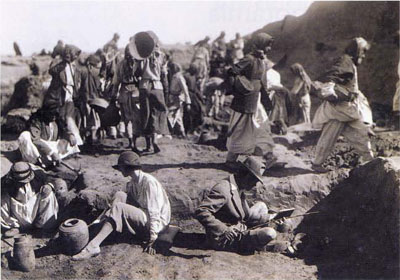 Excavating grave material, 1928-29. In center foreground, Katherine and C. Leonard Wolley.