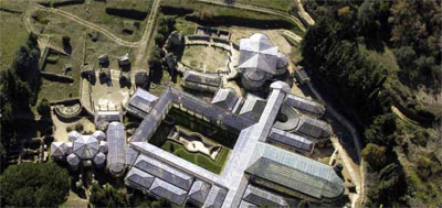 This aerial view of the villa was taken from a  helicopter. The old plastic cover built by Minissi is  visible, as well as part of the new roof. At the top  are the new excavations of Università “La Sapienza.” 