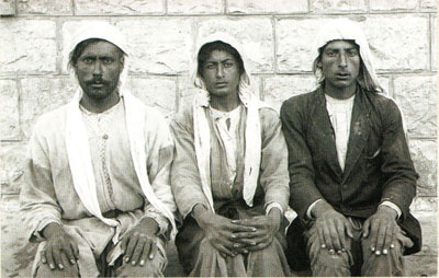 Local Arab workers sit for a photograph, October 28, 1921. Penn Museum Image: 238273
