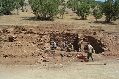 Excavations at Gund-i Topzawa revealed well-preserved masonry buildings of the early Iron Age terraced into the hillside—similar to ancient Assyrian depictions of Musasir. The buildings were destroyed while still in use.