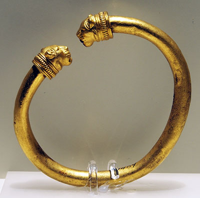 A gold bracelet with lion head terminals was recovered from Tumulus A. Photograph by Gebhard Bieg.