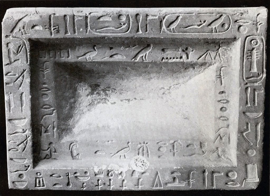 An offering basin with two sets of inscriptions as borders