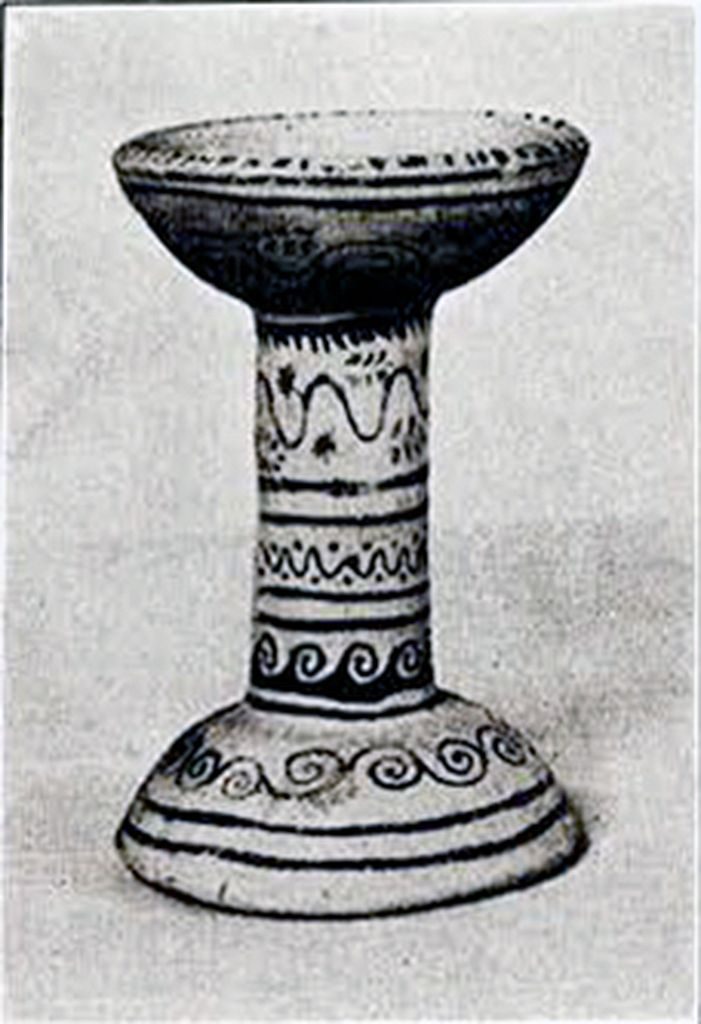 A short tubular incense burner