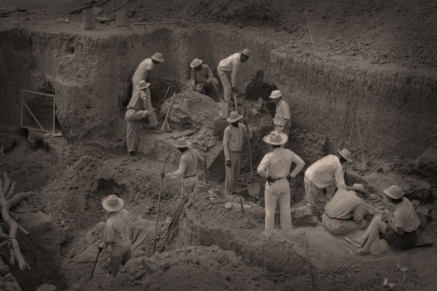 Black and white photograph of the excavations at Sitio Conte in 1940 Panama. 