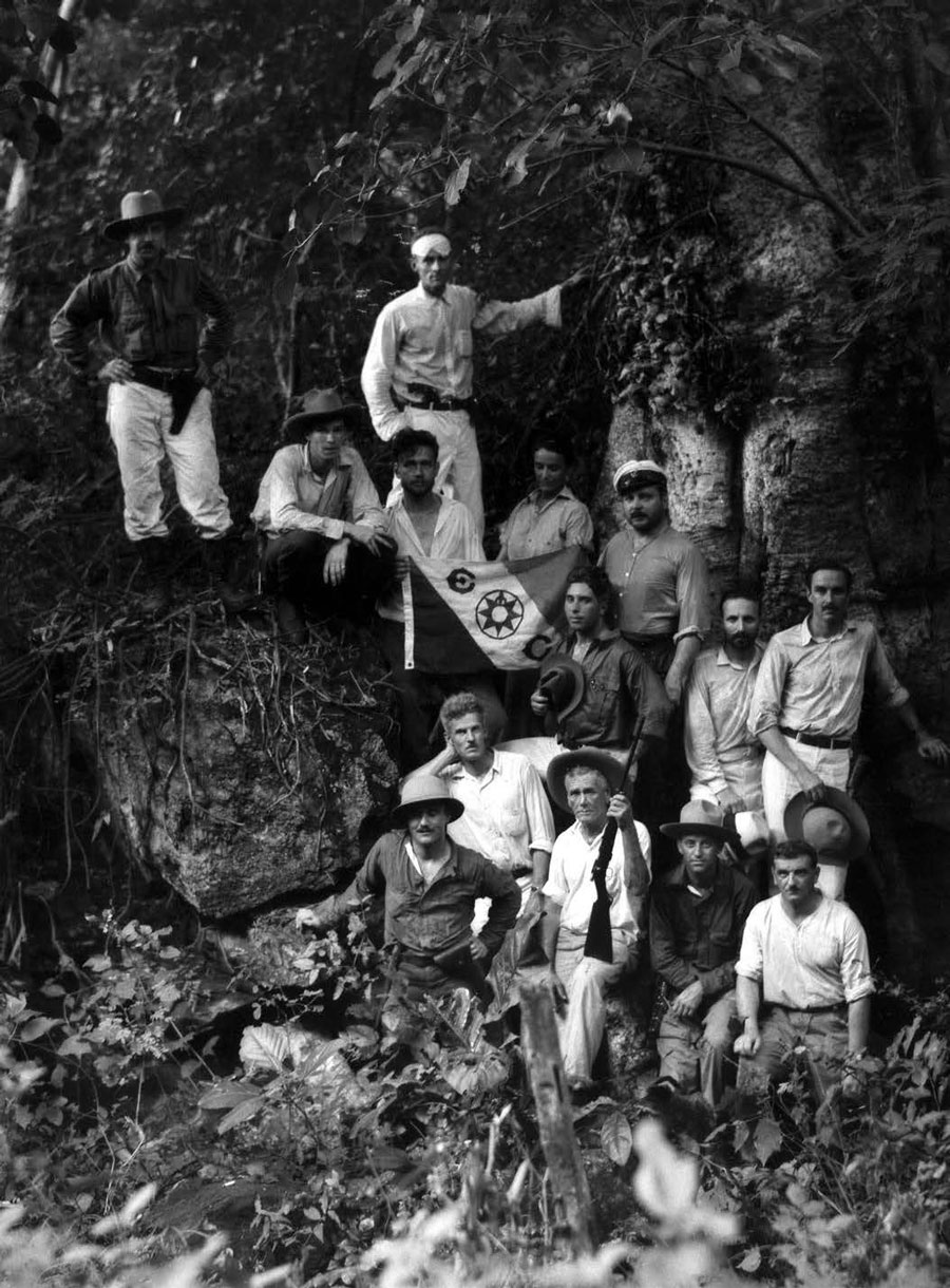 Group photo of all the expedition members in the jungle