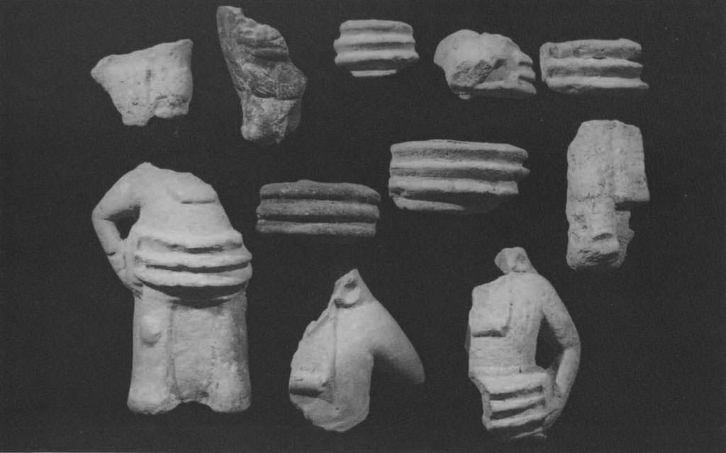 Fragments of figurines wearing ball game hoops.